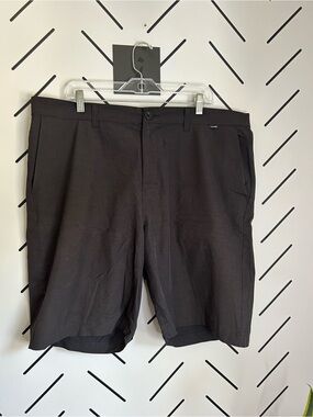NWOT Travis Mathew black gold shorts 10”